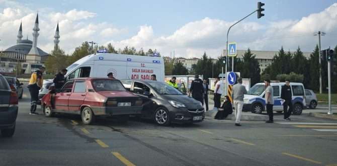 Duble yolda iki araç çarpıştı: 2 hafif yaralı