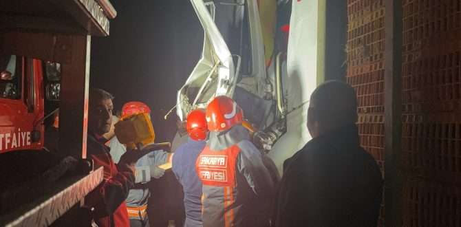 Canlı tavuk yüklü tır başka bir tıra arkadan çarptı: Kabinde sıkışan sürücüyü itfaiye kurtardı