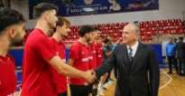 BAŞKAN ÖZLÜ’DEN VOLEYBOLCULARA MORAL ZİYARETİ