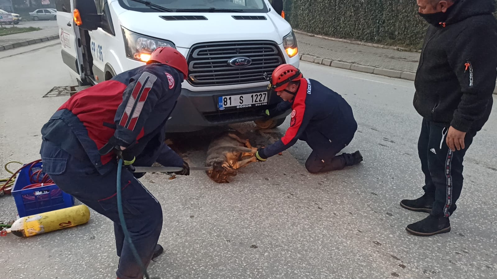 araç altındakş köpek kurtarıldı (3)
