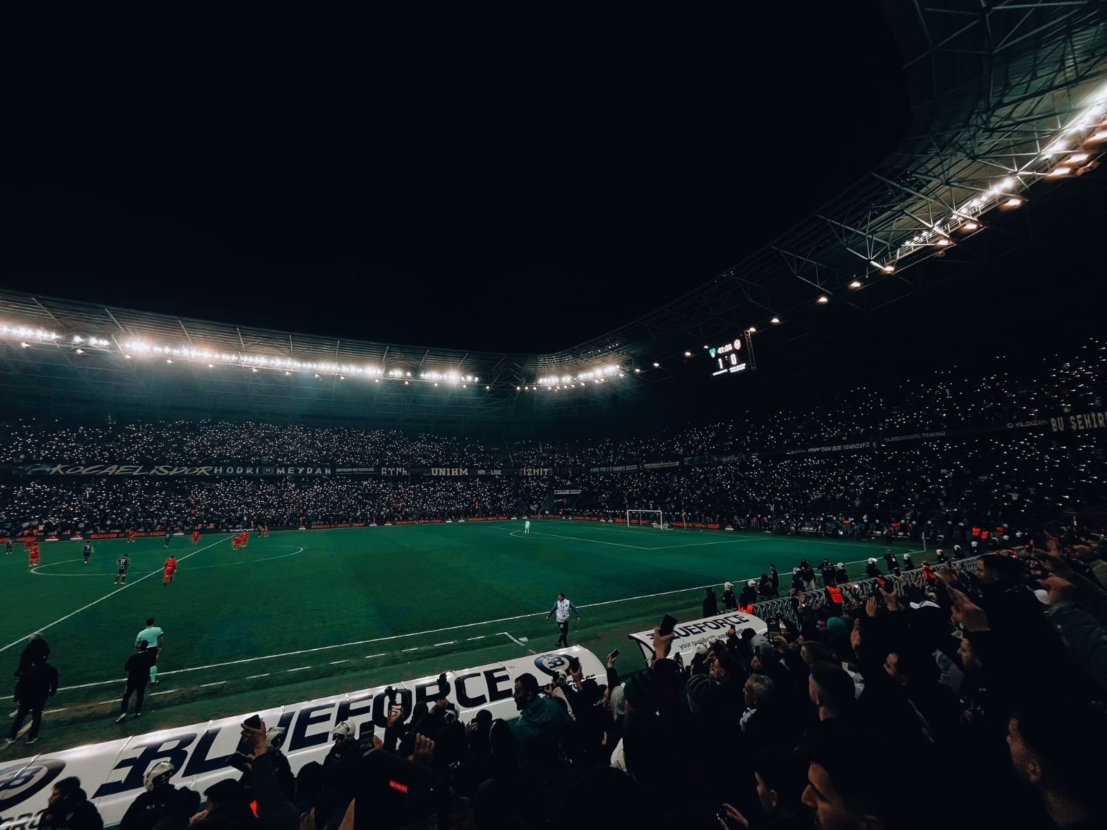 GENÇ TARAFTAR TRİBÜNDEN DÜŞMÜŞTÜ, EVİNDE MEŞALELERLE KARŞILANDI KOCAELİSPOR SEVDALISI EFE, GÜNLER SONRA EVİNE DÖNDÜ