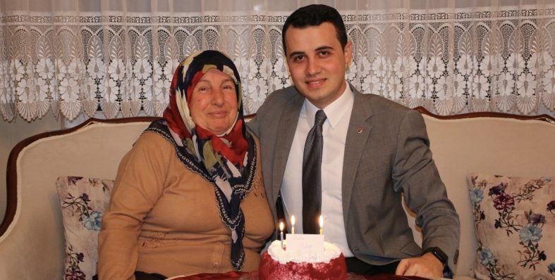 ŞEHİT ANNESİNİN 70. DOĞUM GÜNÜNÜ KUTLADI