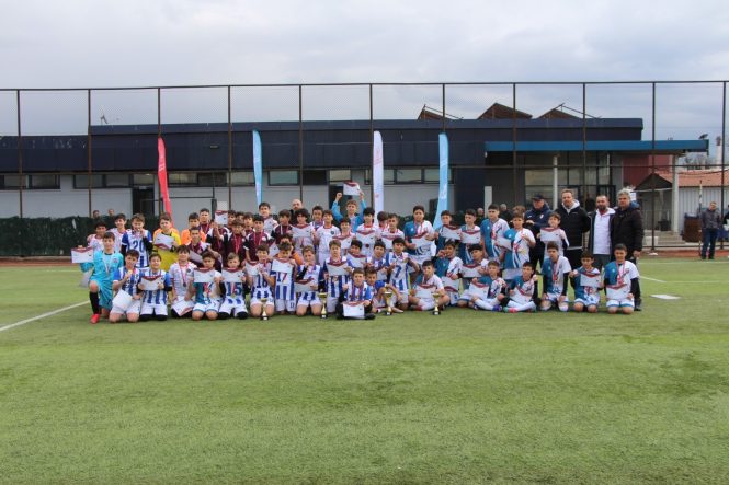 Futbolda şampiyon Bilgi ortaokulu oldu