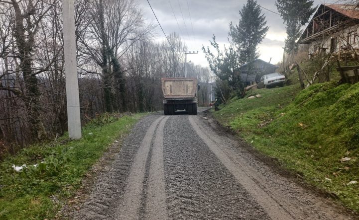 Köy yollarında çalışmalar sürüyor