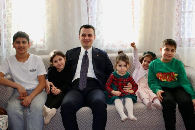 Kaymakam Alpay’dan depremzede aile ile bir araya geldi