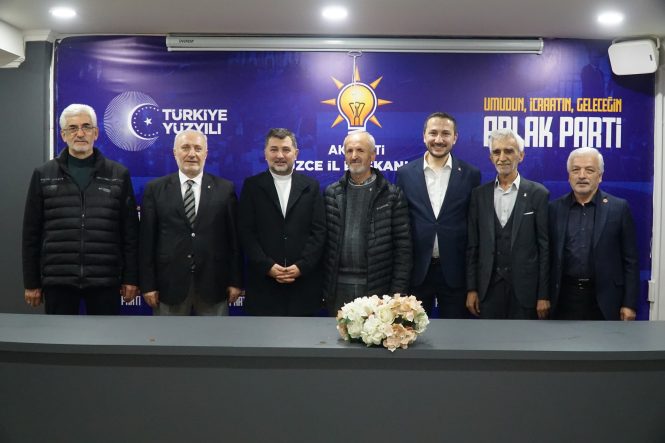 DÜZCE'DE EMEKLİ EĞİTİMCİLER AK PARTİ'YE KATILDI