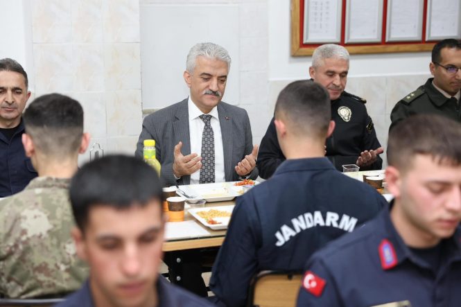 VALİ MAKAS MEHMETÇİKLE İFTAR YAPTI