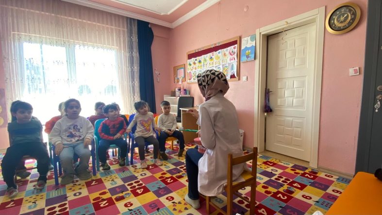 ÇİLİMLİ'DE MİNİKLERE AĞIZ VE DİŞ SAĞLIĞI EĞİTİMİ