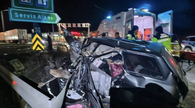 TEM'DE BARİYERE ÇARPAN OTOMOBİL PARÇALANDI: 2 AĞIR YARALI