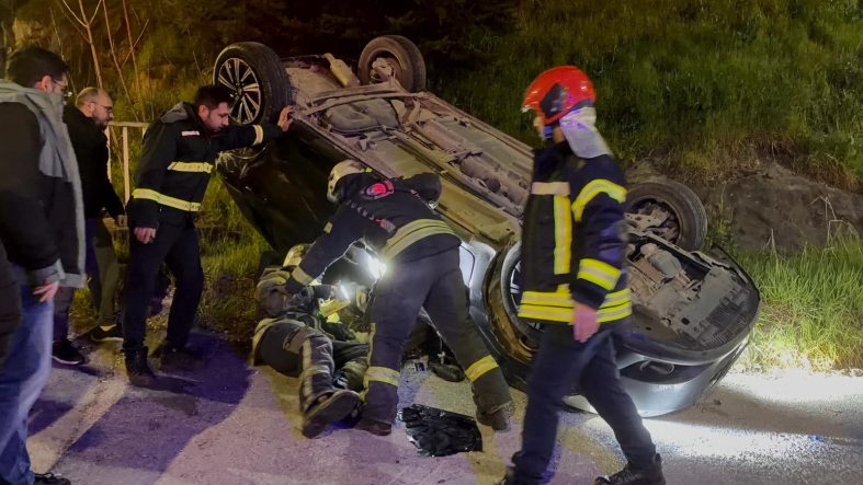 TAKLA ATAN OTOMOBİLDE 2 KİŞİ YARALANDI, DİĞER SÜRÜCÜ KAÇTI