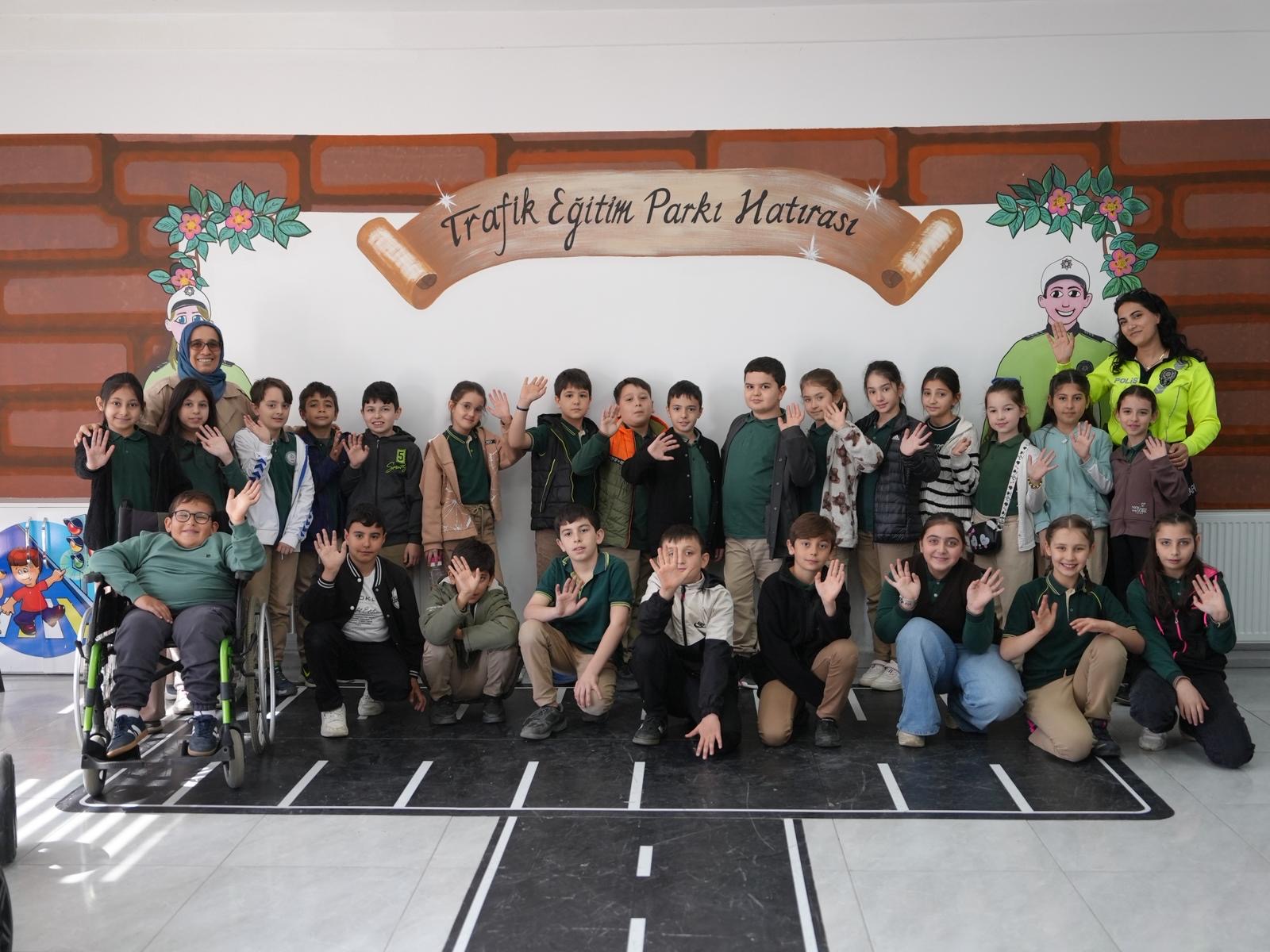 TRAFİK KURALLARINI YAŞAYARAK ÖĞRENDİLER