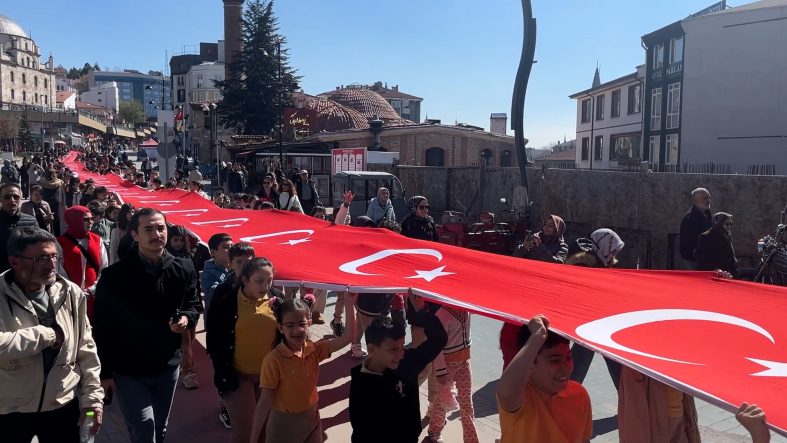 Bolu’da öğrenciler 200 metrelik Türk bayrağıyla caddede yürüdü