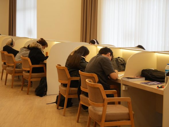 “KÜTÜPHANELER DERS ÇALIŞMA KONUSUNDA BİZİ MOTİVE EDİYOR”