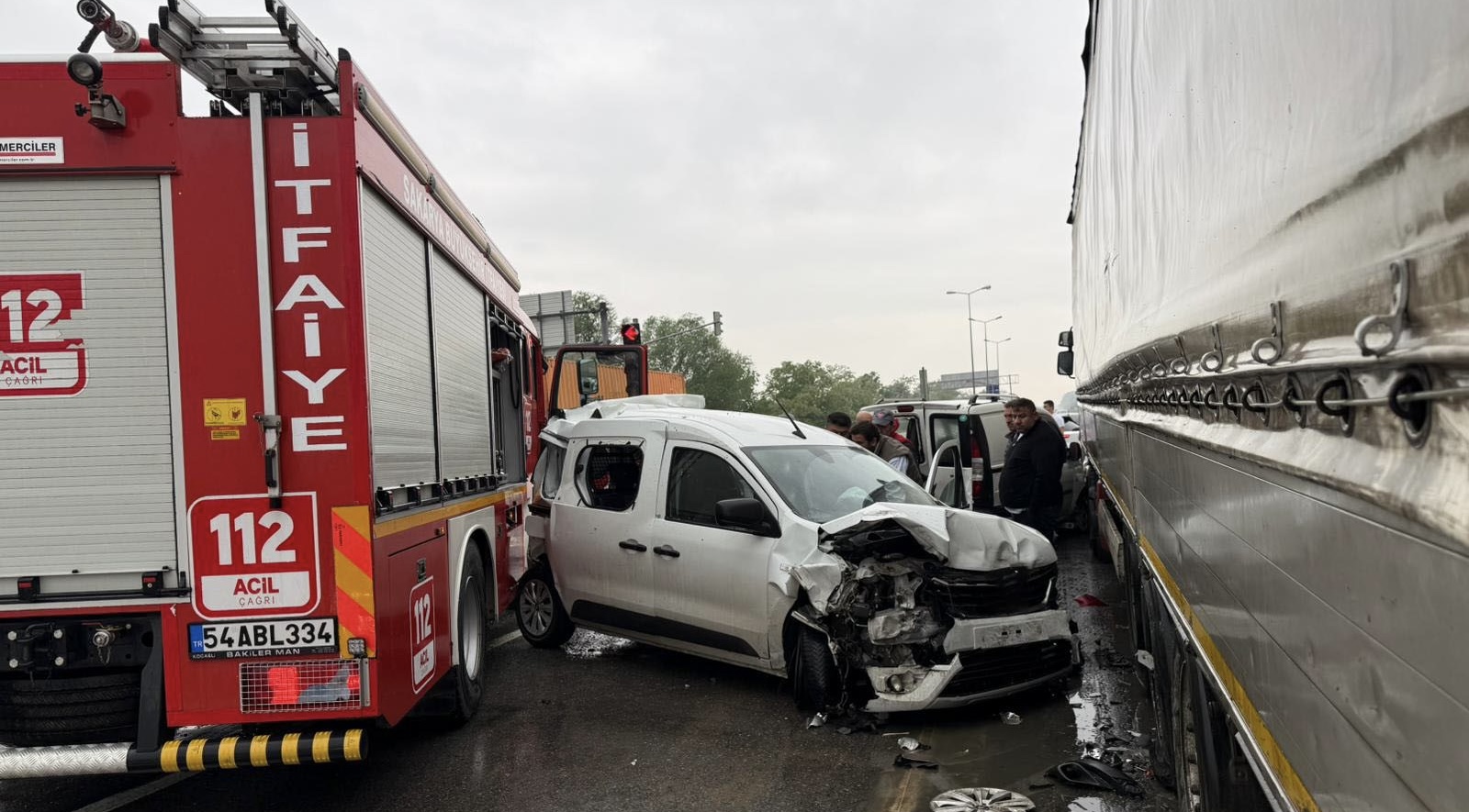 Yangın ihbarına giden itfaiye aracı zincirleme kazaya karıştı: 4 yaralı