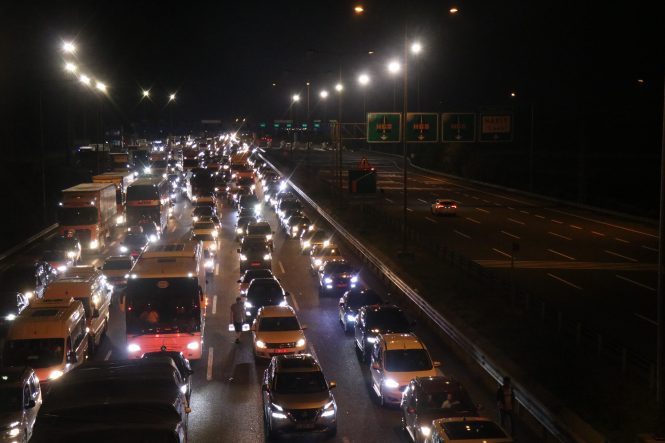 Bayram göçü başladı: Otoyolların kesişim noktasında trafik durdu