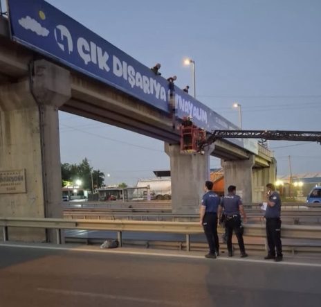 Yarı çıplak şahıs üst geçitte asılı bulundu