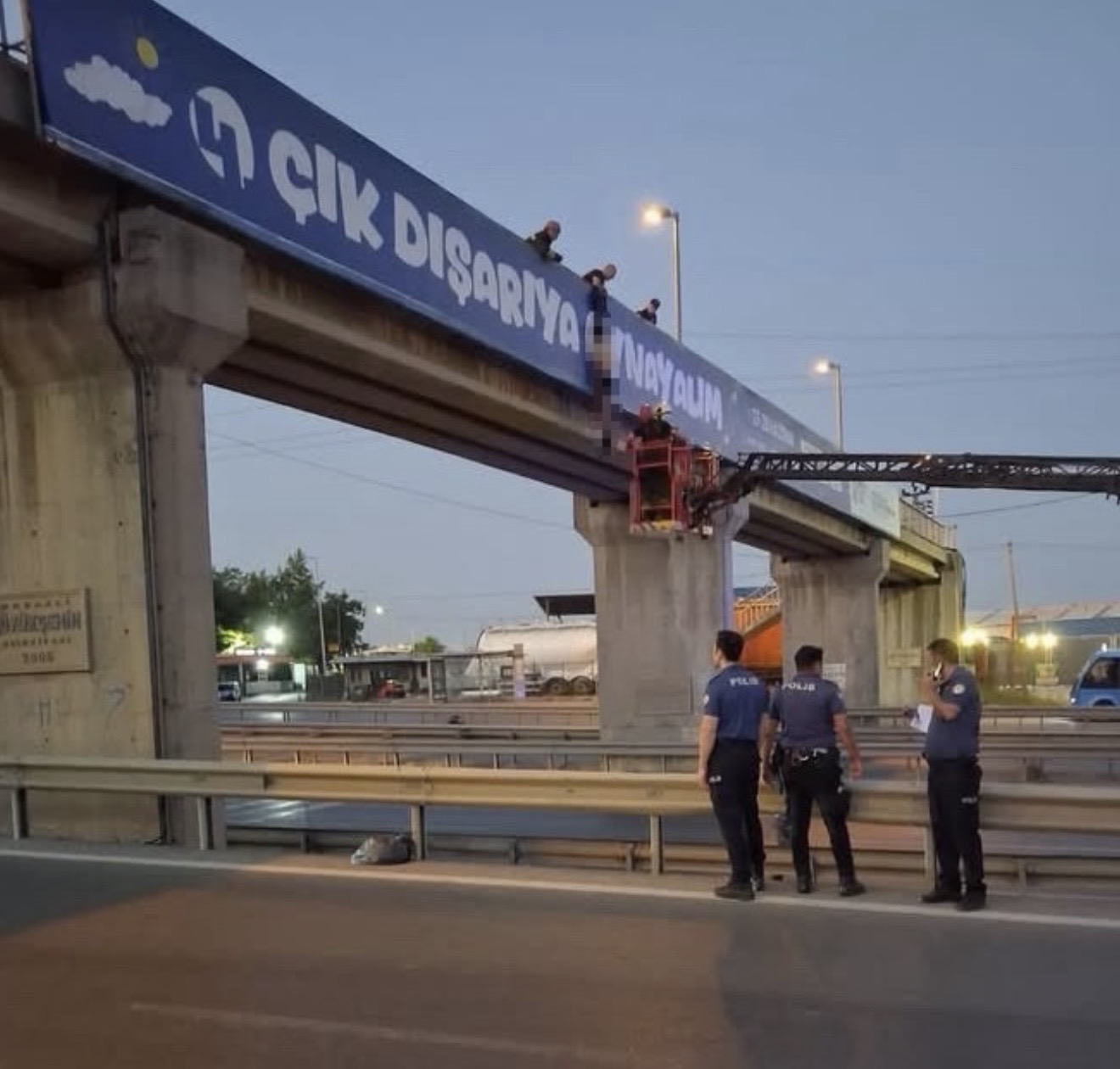 Yarı çıplak şahıs üst geçitte asılı bulundu