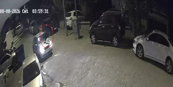 Bolu’da otomobilin kaputunda yolculuk kamerada