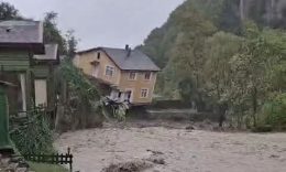 SEL SULARI DERE KENARINDAKİ EVİ BÖYLE YIKTI