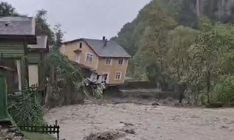 SEL SULARI DERE KENARINDAKİ EVİ BÖYLE YIKTI!